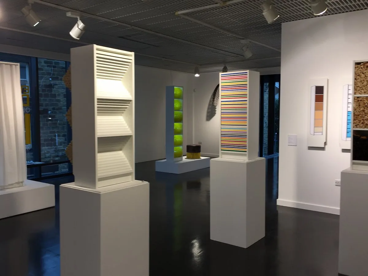Wide gallery view